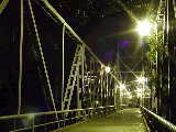 暗闇の中で輝く橋